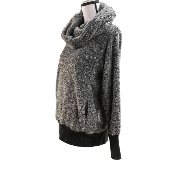 Te Verde Grey Cowl Neck Fleece Eyelash
Pullover Sweater Size M - Picture 10 of 16